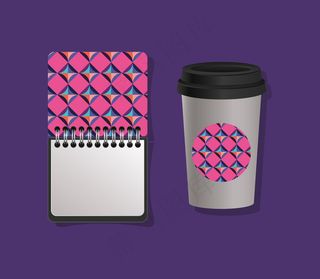 几何封面笔记本和咖啡杯
