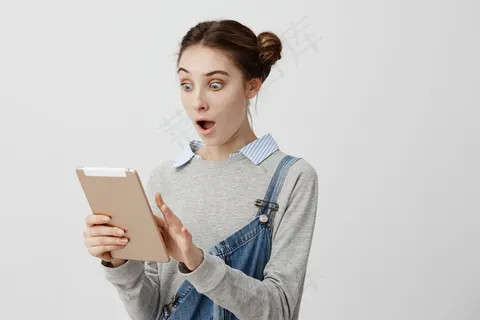 情绪激动的女人张着嘴,瞪着眼睛,在小玩意儿里读着意想不到的信息。黑发女孩,白种人模样,看着笔记本电脑说哇,喜欢它的功能。复制空间 情绪激动的女人张着嘴,瞪着眼睛,在小玩意儿里读着意想不到的信息。黑发女孩,白种人模样,看着笔记本电脑说哇,喜欢它的功能。复制空间