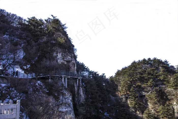 风景秀丽绿树成荫的山峰(2000X1333(DPI:300))psd模版下载