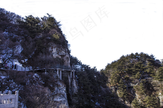 风景秀丽绿树成荫的山峰