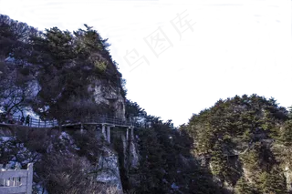 风景秀丽绿树成荫的山峰