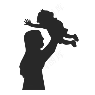 母亲抱起孩子的剪影