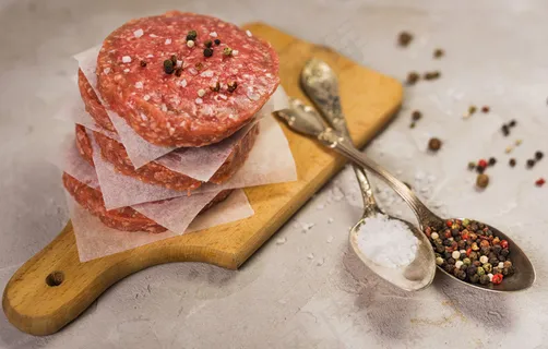 用勺子在木板上烤肉饼