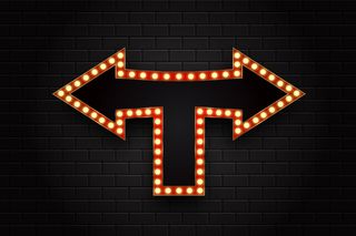 现实的霓虹灯复古箭头广告牌上的墙壁背景覆盖。复古装饰和招牌的标志模板。