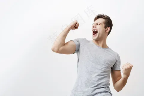 成功的情绪化的年轻白种男运动员,黑发,尖叫“是”,举起握紧的拳头在空中,感到兴奋。人,成功,胜利,胜利,胜利和庆祝。 成功的情绪化的年轻白种男运动员,黑发,尖叫“是”,举起握紧的拳头在空中,感到兴奋。人,成功,胜利,胜利,胜利和庆祝。