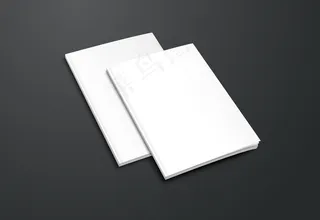 黑色背景上的真实白色小册子。