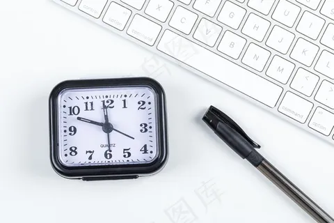 时间概念与笔，键盘在白色背景平放。水平图像