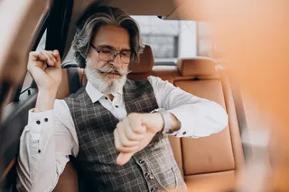 坐在汽车后座的商人