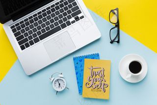 带笔记本电脑和时钟的桌面俯视图