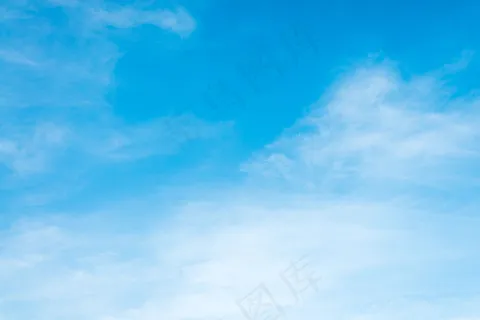 晨曦中的天空背景云。蓝色，白色粉彩天堂，柔和聚焦镜头闪耀阳光。抽象模糊的青色渐变，宁静自然。窗外景色宜人夏春