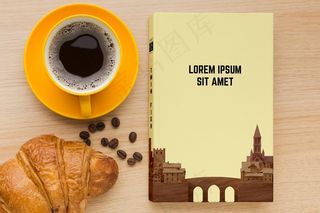 在木制背景上配上一杯咖啡的封面构图