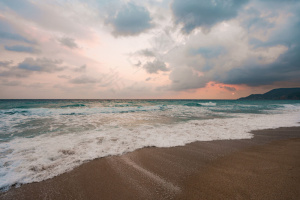 海蓝天空背景。