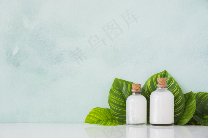 在桌子上放有产品的容器，有复印空间