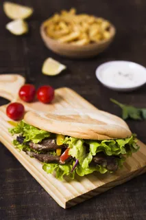 阿拉伯烤肉串三明治pita面包俯视图