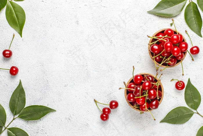 灰色桌子上盘子里的红樱桃