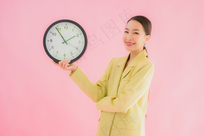 美丽的年轻亚洲女商人肖像显示时钟或闹钟上的颜色隔离