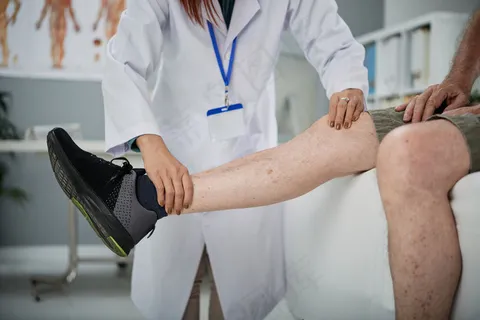 理疗师摸腿 理疗师摸腿