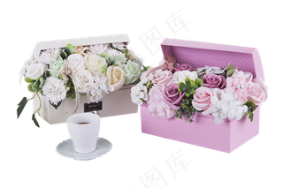 两盒礼盒装的新鲜花朵