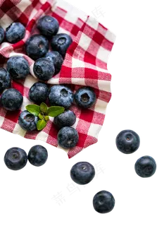 散落在格子布上的蓝莓