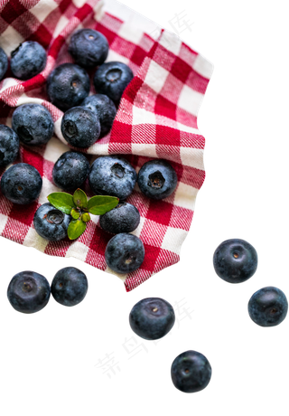 散落在格子布上的蓝莓