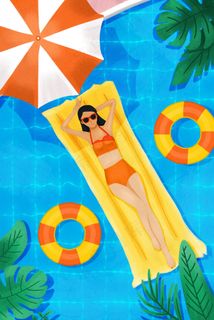 立夏之女生游泳池休息配图