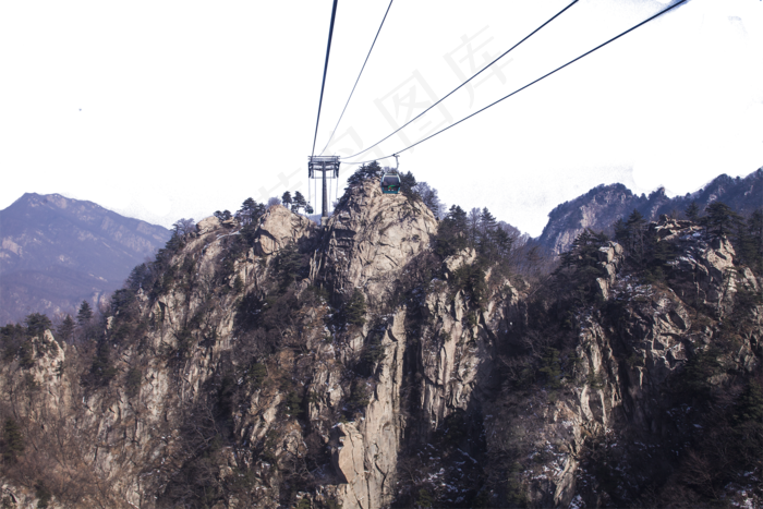 高耸入云陡峭的山峰