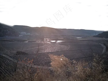 落日斜下照在大山 落日斜下照在大山