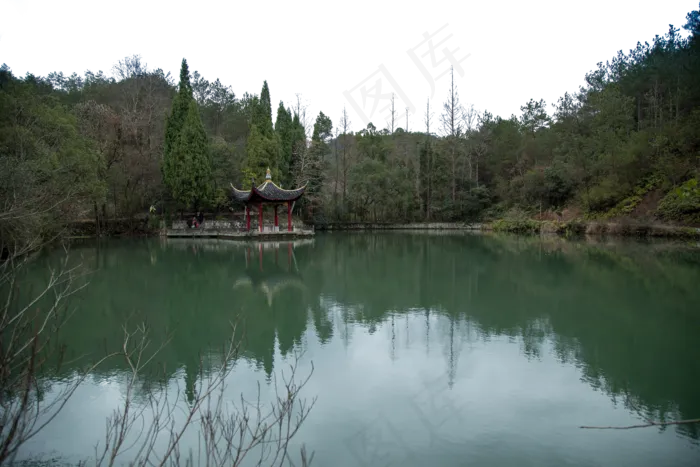 风景秀丽山清水秀的画面