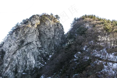 连绵起伏陡峭的大山