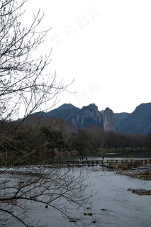 绵延起伏险峻的山峰