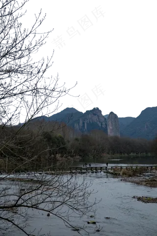 绵延起伏险峻的山峰