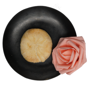 实拍盘子早餐烧饼和奶油装饰物品