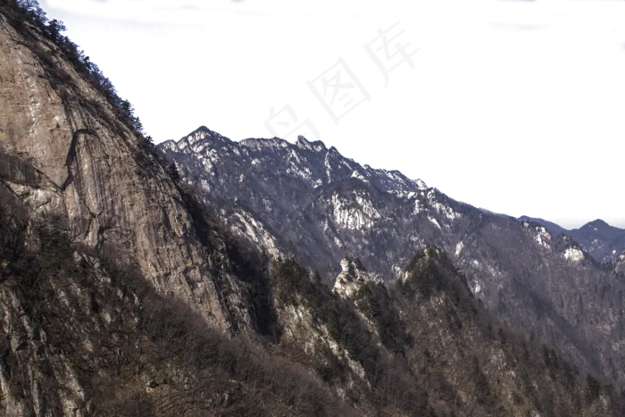 风景秀丽连绵的山峰(2000X1333(DPI:300))psd模版下载