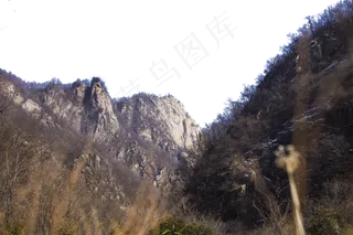 高耸入云陡峭的山峰