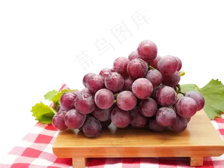 木盘装紫色葡萄