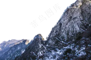 连绵起伏陡峭的大山