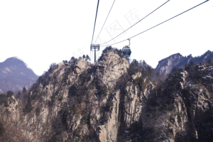 绵延起伏陡峭的大山