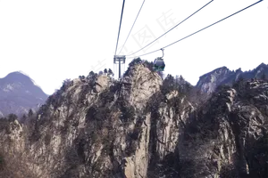 绵延起伏陡峭的大山