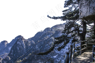 连绵起伏陡峭的大山