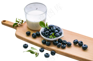一杯牛奶和蓝莓
