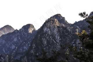 绵延起伏陡峭的大山