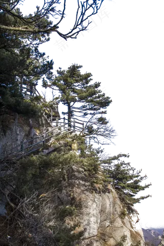 高耸入云陡峭的大山