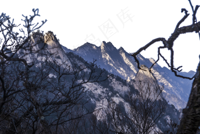 连绵起伏陡峭的大山