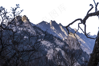 连绵起伏陡峭的大山