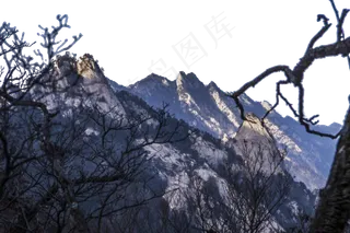 连绵起伏陡峭的大山