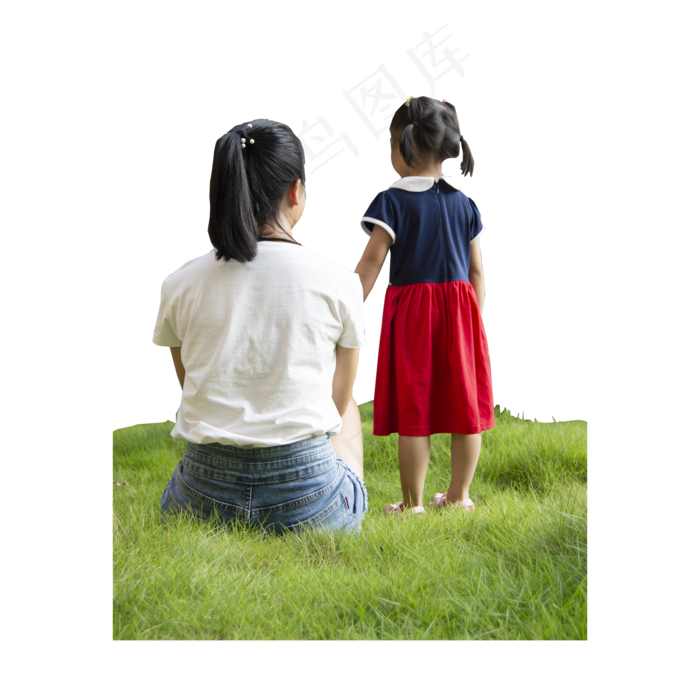 草地上母女背影