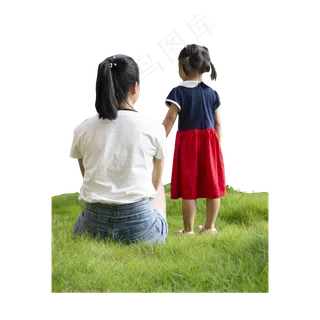 草地上母女背影