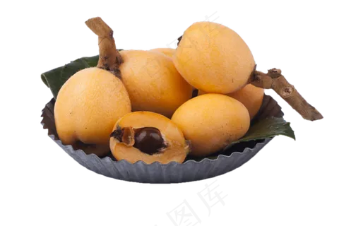 一盘新鲜的枇杷果