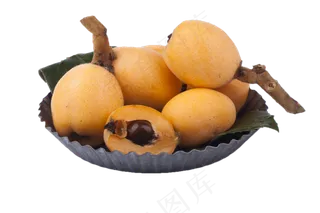 一盘新鲜的枇杷果