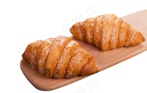 木板上的两个牛角包,免抠元素